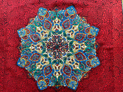 Termeh-Tischdecke (100 x 100 cm) – Ghalamkar Baumwolle | Orientale Boho-Deko – Rubinrot & Goldgelb mit Mandala-Zentrum