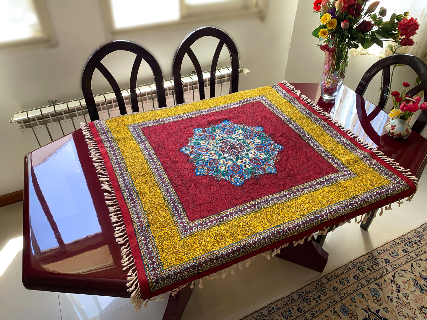 Termeh-Tischdecke (100 x 100 cm) – Ghalamkar Baumwolle | Orientale Boho-Deko – Rubinrot & Goldgelb mit Mandala-Zentrum