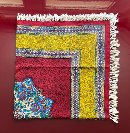 Termeh-Tischdecke (100 x 100 cm) – Ghalamkar Baumwolle | Orientale Boho-Deko – Rubinrot & Goldgelb mit Mandala-Zentrum