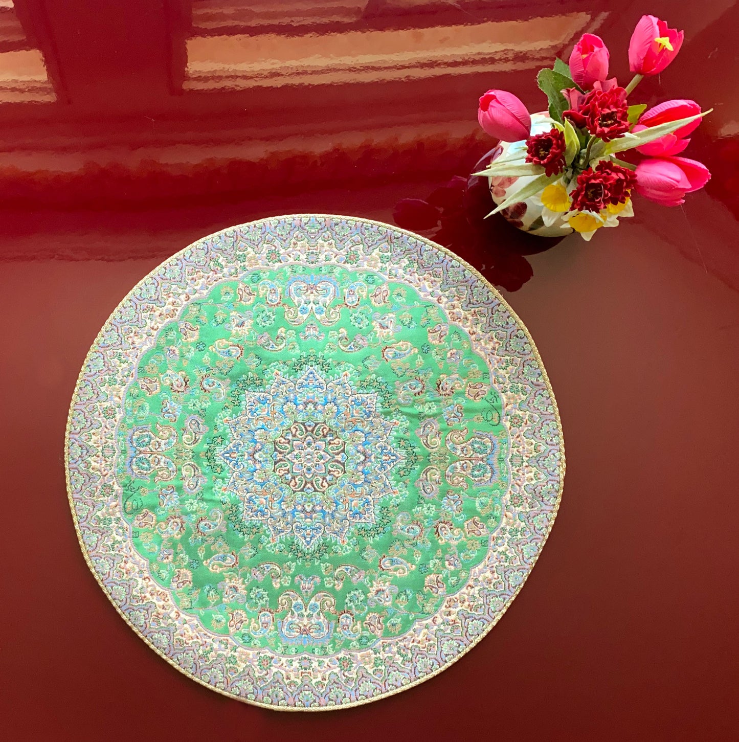 Termeh-Tischdecke (Ø 38 cm) – Handgewebt aus Seide & Baumwolle – Ornamentik in Grün & Pastelltönen