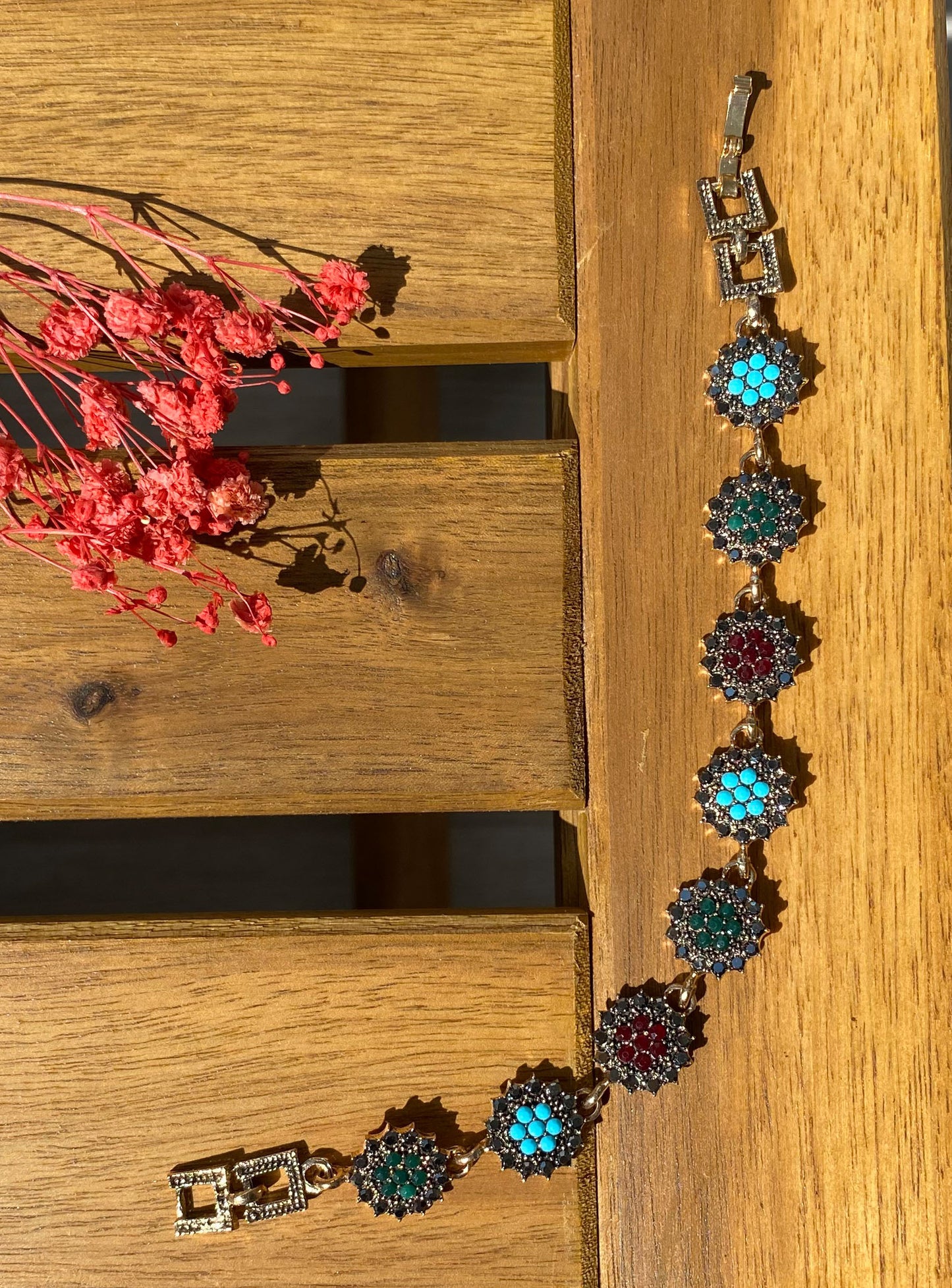 Boho Armband mit orientalischem Muster | Türkis Rot Grün | Goldfarbener Schmuck