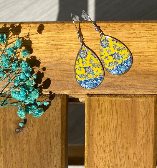 Persische Ohrringe mit Miniaturmotiv – Tropfenform | Gelb-Blau | Handgefertigt