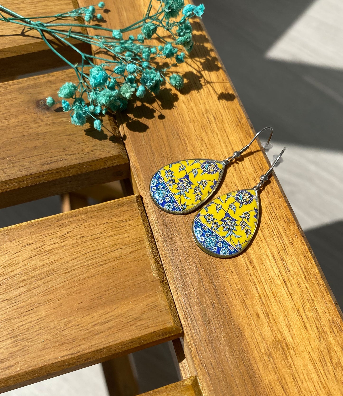 Persische Ohrringe mit Miniaturmotiv – Tropfenform | Gelb-Blau | Handgefertigt