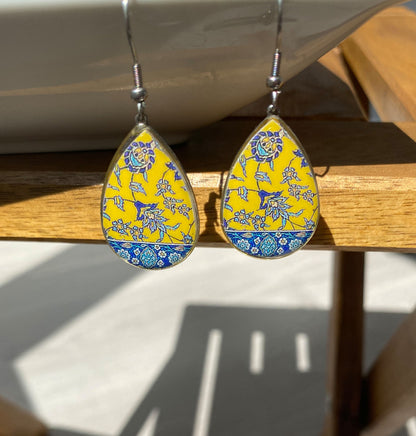 Persische Ohrringe mit Miniaturmotiv – Tropfenform | Gelb-Blau | Handgefertigt