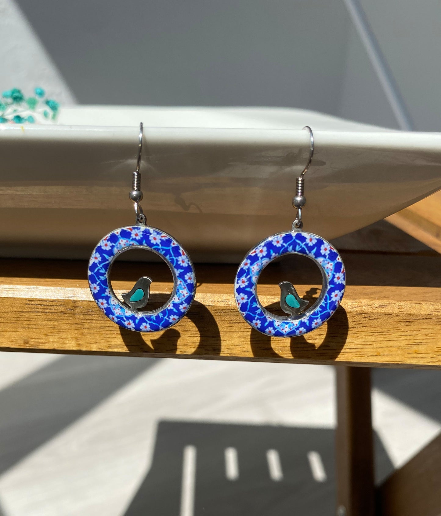 Runde persische Ohrringe mit Vogelmotiv – Handgefertigt & bemalt | Blau & Türkis