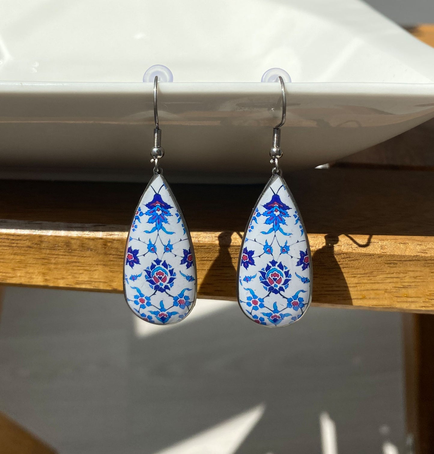 Orientalische Tropfen-Ohrringe mit floralem Muster in Blau & Weiß