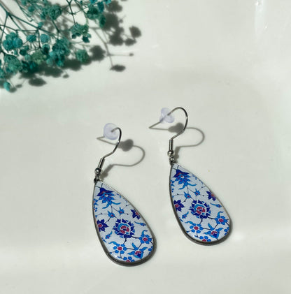 Orientalische Tropfen-Ohrringe mit floralem Muster in Blau & Weiß