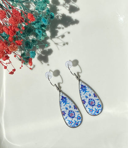 Orientalische Tropfen-Ohrringe mit floralem Muster in Blau & Weiß