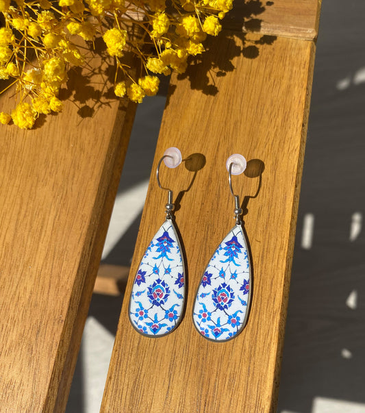 Orientalische Tropfen-Ohrringe mit floralem Muster in Blau & Weiß