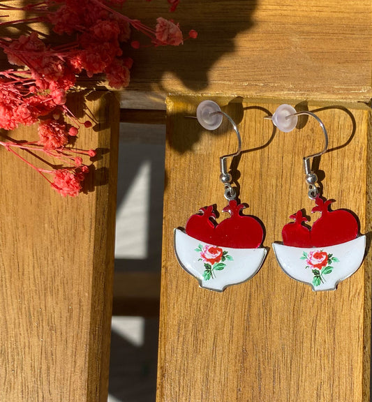 Handgefertigte Ohrringe mit Granatapfel-Motiv – Emaille-Design mit Schälchen und Rose | Rot & Weiß