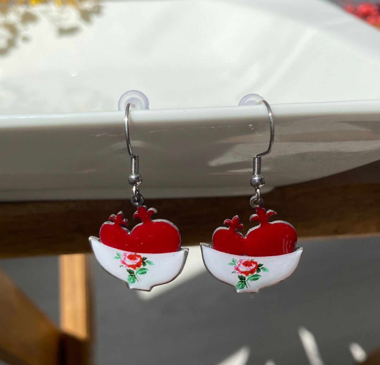 Handgefertigte Ohrringe mit Granatapfel-Motiv – Emaille-Design mit Schälchen und Rose | Rot & Weiß