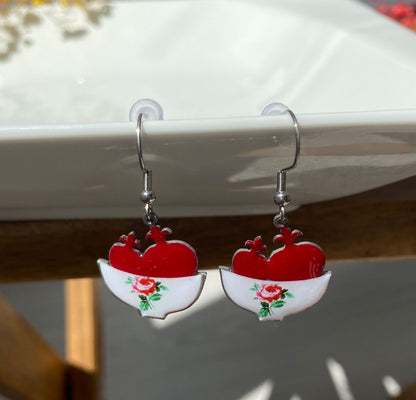 Handgefertigte Ohrringe mit Granatapfel-Motiv – Emaille-Design mit Schälchen und Rose | Rot & Weiß