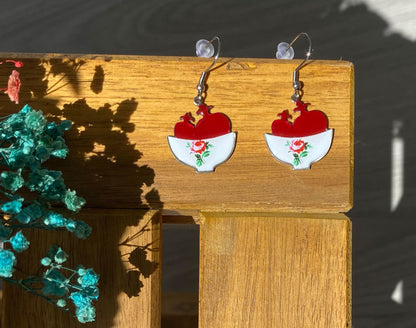 Handgefertigte Ohrringe mit Granatapfel-Motiv – Emaille-Design mit Schälchen und Rose | Rot & Weiß