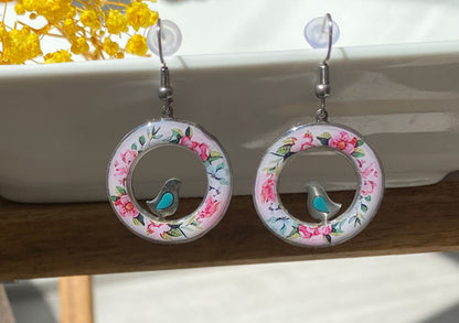 Runde Emaille-Ohrringe mit Vogel & Blumenmuster – Rosa & Türkis