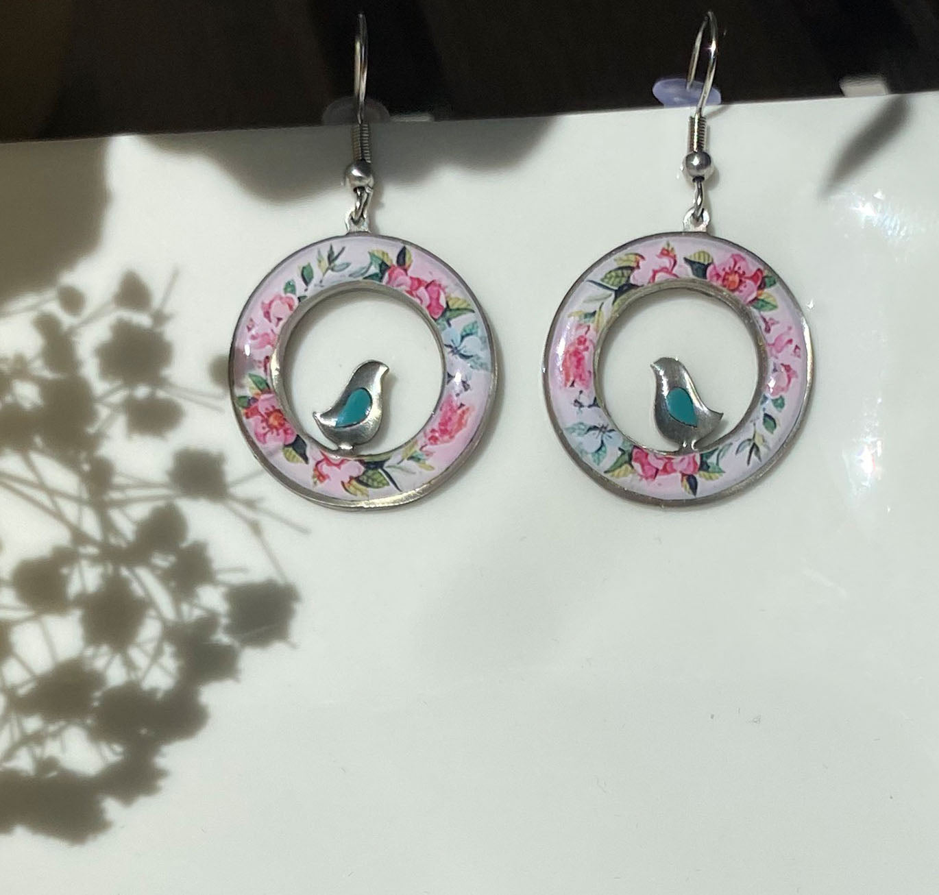 Runde Emaille-Ohrringe mit Vogel & Blumenmuster – Rosa & Türkis