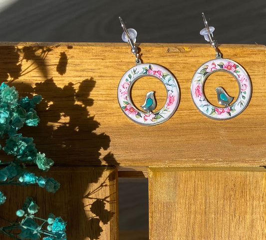 Runde Emaille-Ohrringe mit Vogel & Blumenmuster – Rosa & Türkis