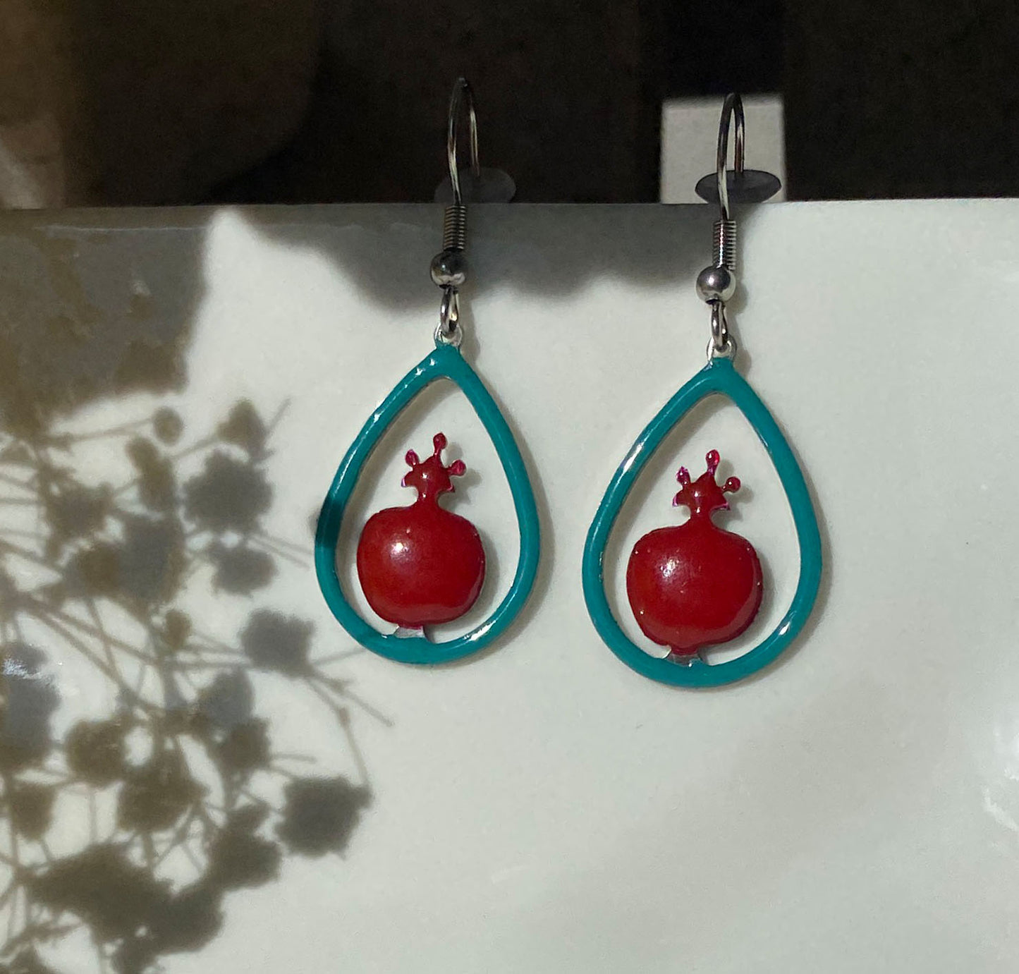 Handgefertigte Ohrringe „Granatapfel im Tropfenrahmen“ – Türkis & Rot