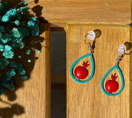 Handgefertigte Ohrringe „Granatapfel im Tropfenrahmen“ – Türkis & Rot