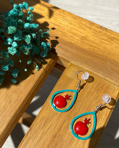 Handgefertigte Ohrringe „Granatapfel im Tropfenrahmen“ – Türkis & Rot
