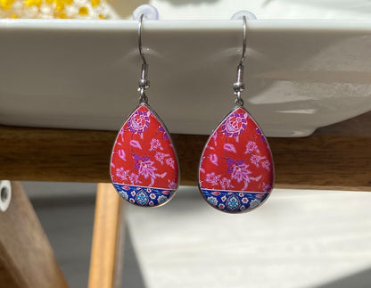 Tropfenförmige Ohrringe – Persisches Blütenmuster in Rot & Blau | Handgefertigt
