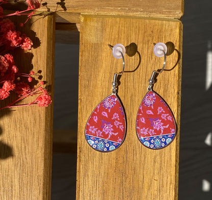 Tropfenförmige Ohrringe – Persisches Blütenmuster in Rot & Blau | Handgefertigt