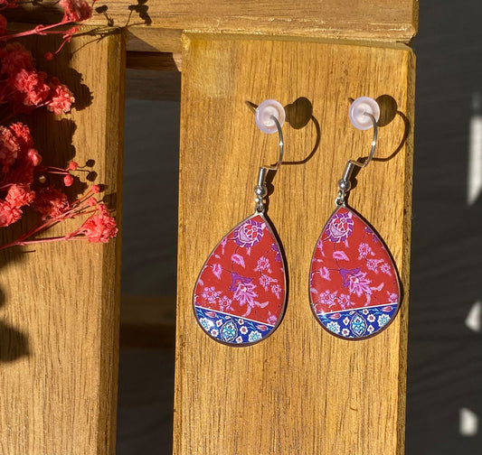 Tropfenförmige Ohrringe – Persisches Blütenmuster in Rot & Blau | Handgefertigt