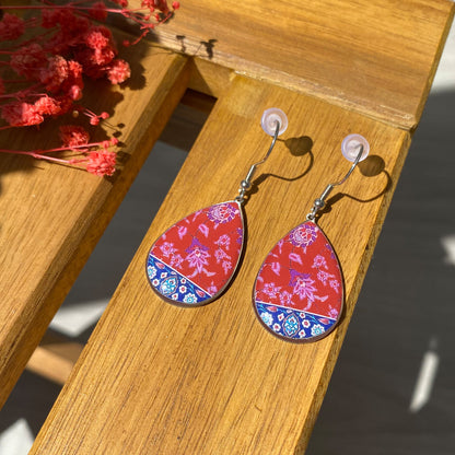 Tropfenförmige Ohrringe – Persisches Blütenmuster in Rot & Blau | Handgefertigt