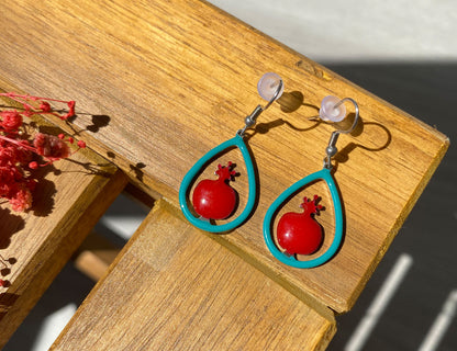 Handgefertigte Ohrringe „Granatapfel im Tropfenrahmen“ – Türkis & Rot