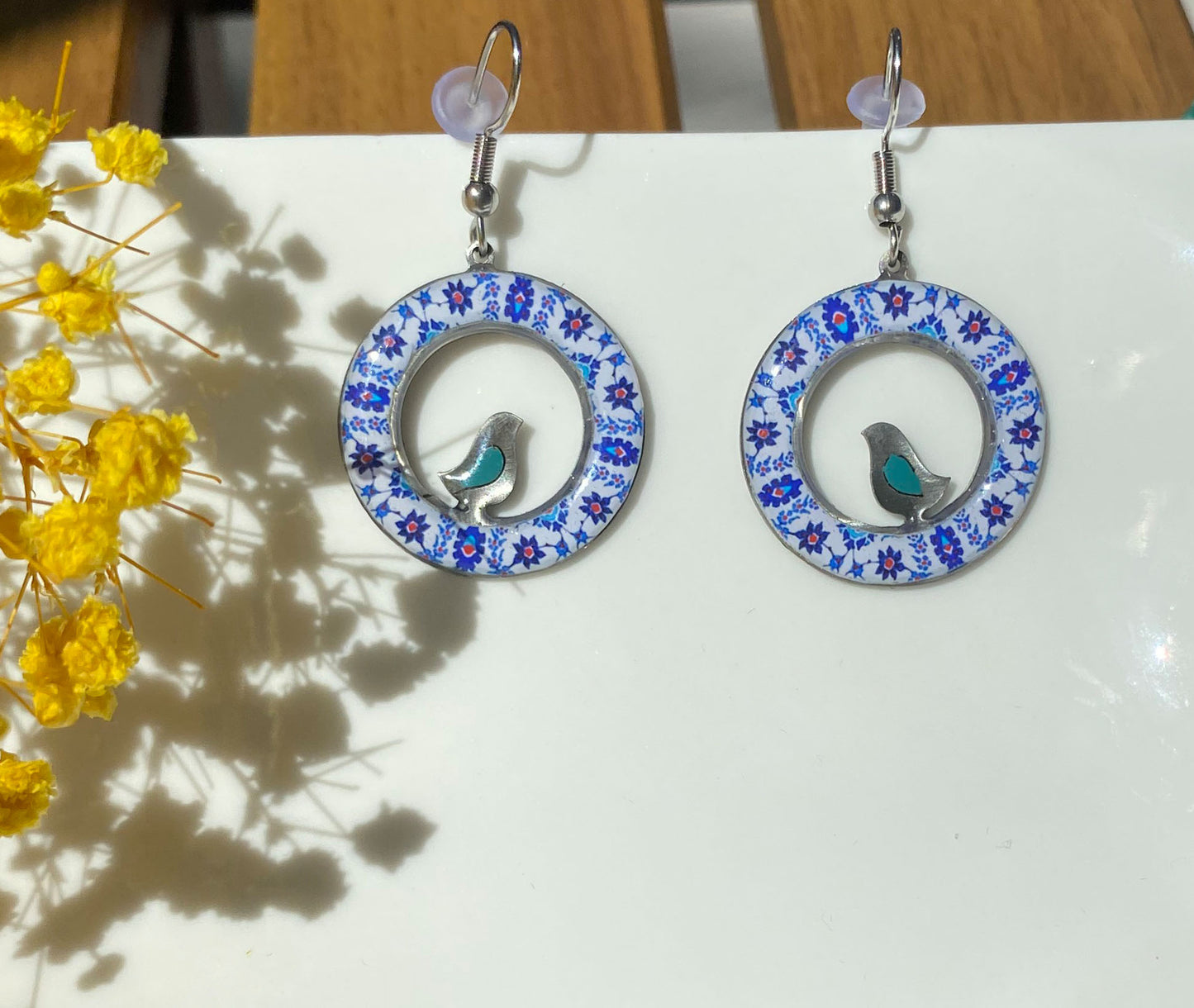 Runde Persische Ohrringe mit Vogel – Blauweiß mit Floralornament