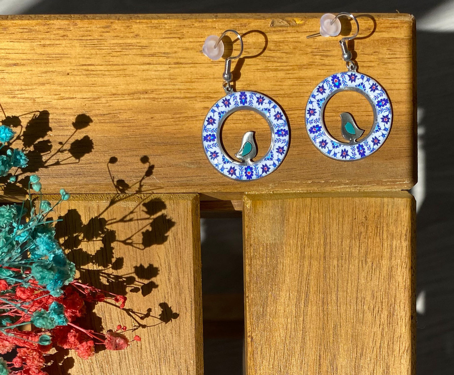 Runde Persische Ohrringe mit Vogel – Blauweiß mit Floralornament