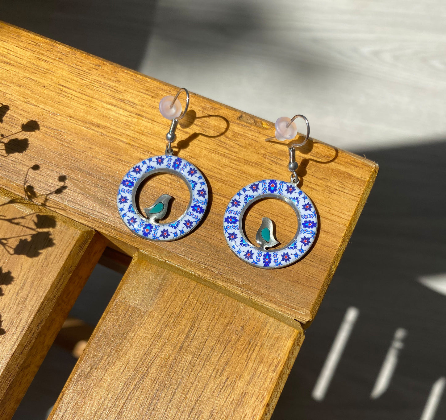 Runde Persische Ohrringe mit Vogel – Blauweiß mit Floralornament