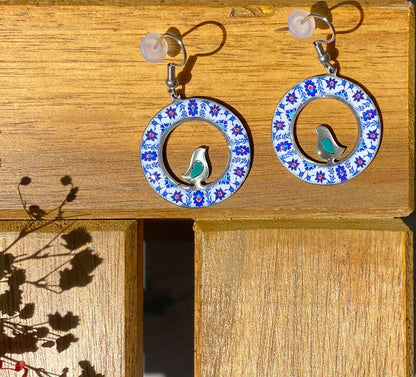 Runde Persische Ohrringe mit Vogel – Blauweiß mit Floralornament