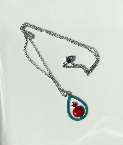 Kette mit Granatapfel-Anhänger – Handgefertigt mit Emaille in Türkis & Rot