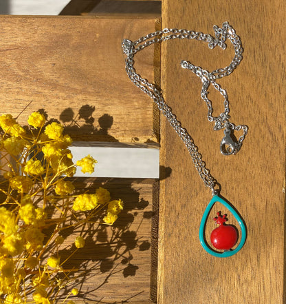 Kette mit Granatapfel-Anhänger – Handgefertigt mit Emaille in Türkis & Rot