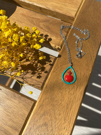 Kette mit Granatapfel-Anhänger – Handgefertigt mit Emaille in Türkis & Rot