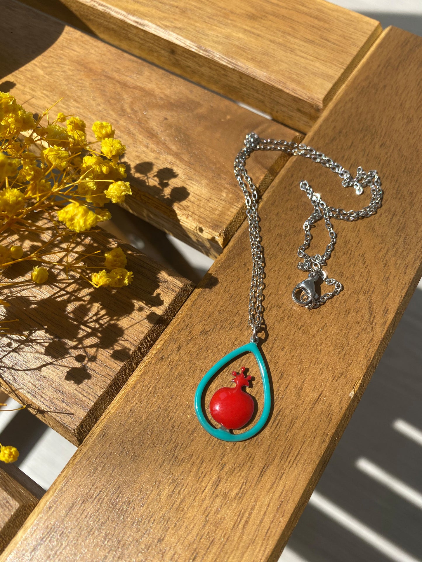 Kette mit Granatapfel-Anhänger – Handgefertigt mit Emaille in Türkis & Rot