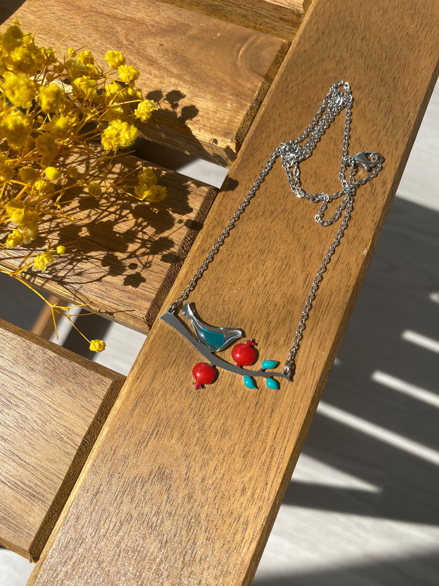 Kette mit Vogel & Granatapfel – Handgefertigt mit Emaille in Türkis & Rot