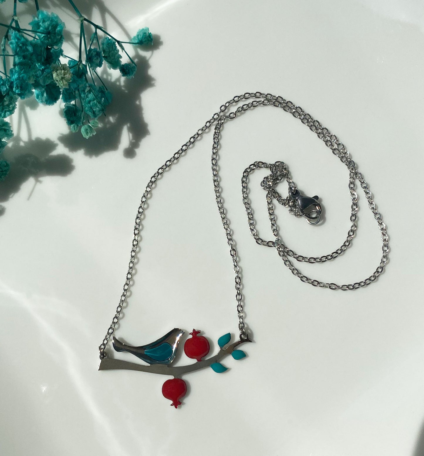 Kette mit Vogel & Granatapfel – Handgefertigt mit Emaille in Türkis & Rot