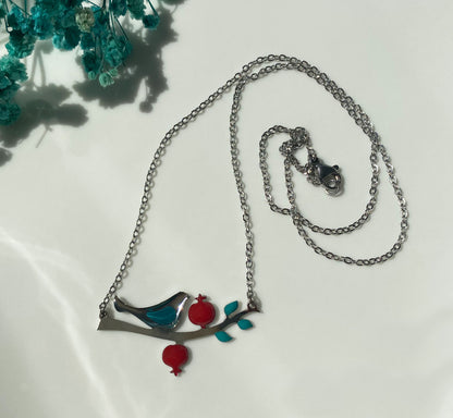 Kette mit Vogel & Granatapfel – Handgefertigt mit Emaille in Türkis & Rot