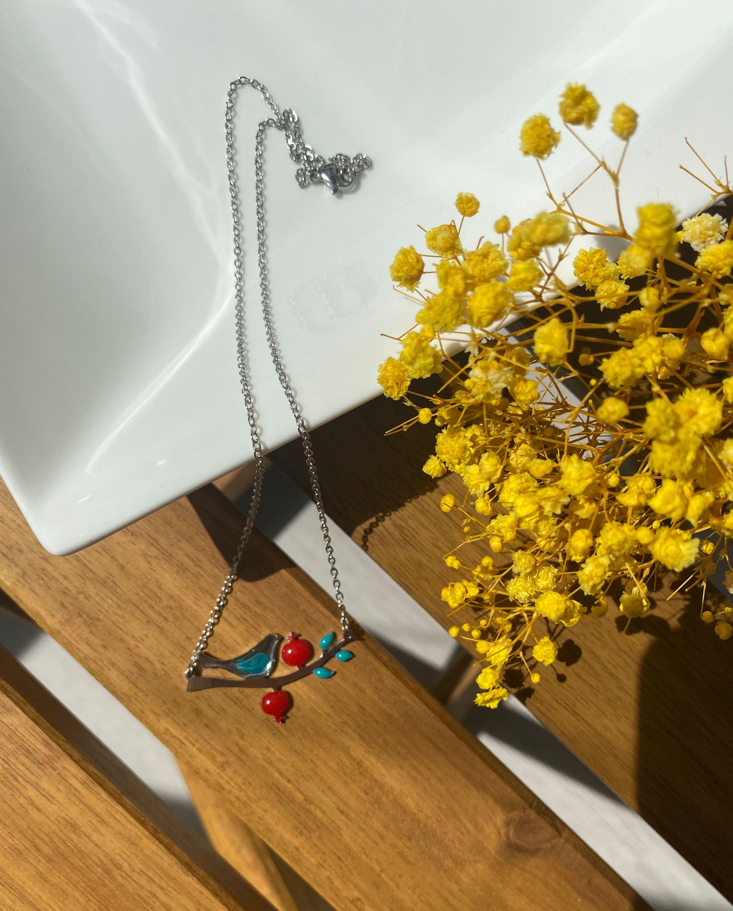 Kette mit Vogel & Granatapfel – Handgefertigt mit Emaille in Türkis & Rot