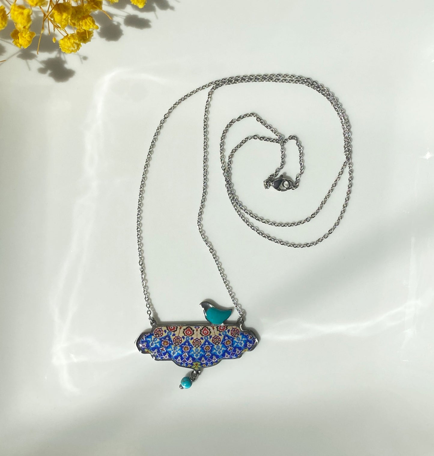 Kette mit orientalischem Muster & Vogel – Handgefertigt aus Edelstahl & Emaille