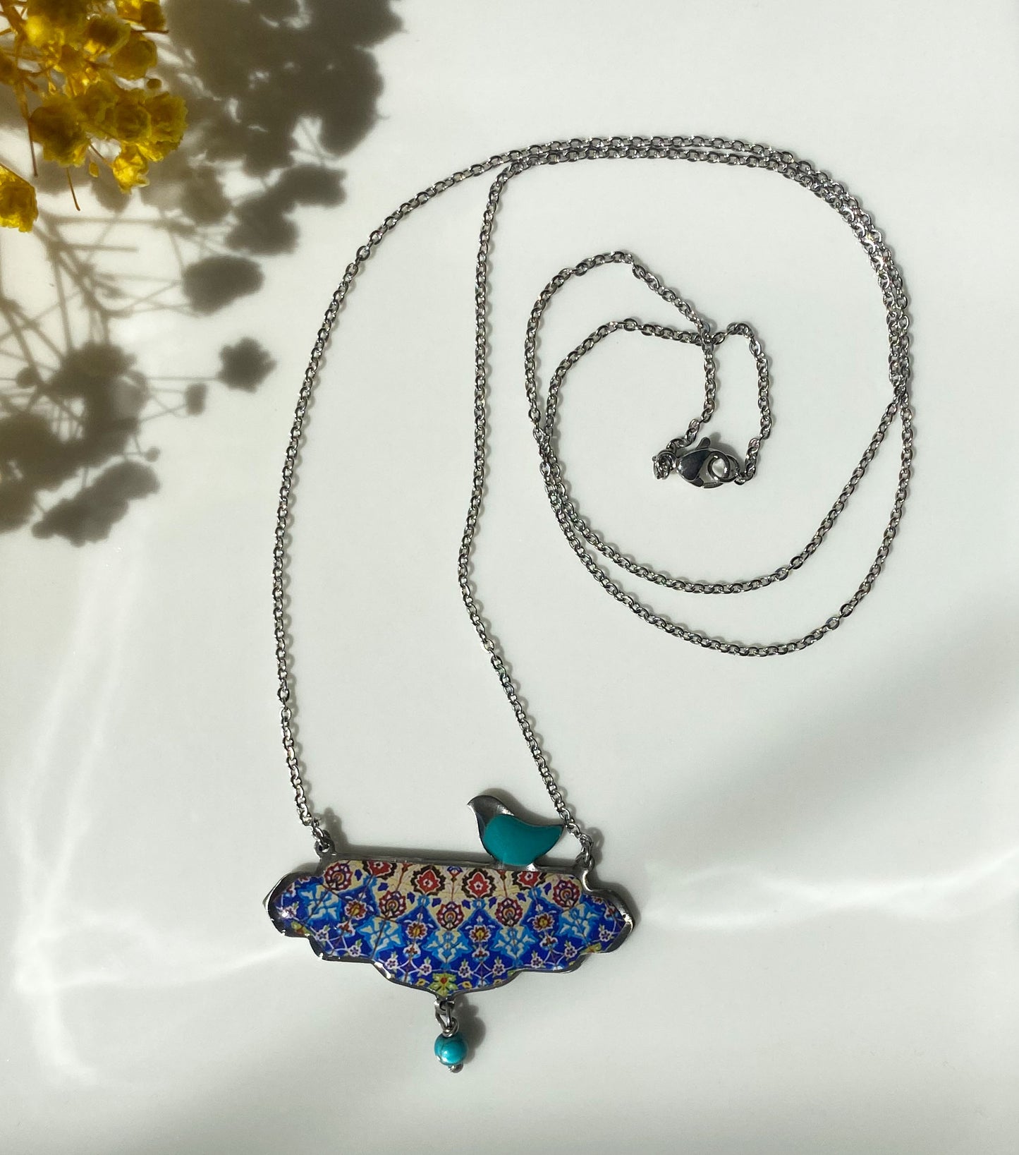 Kette mit orientalischem Muster & Vogel – Handgefertigt aus Edelstahl & Emaille