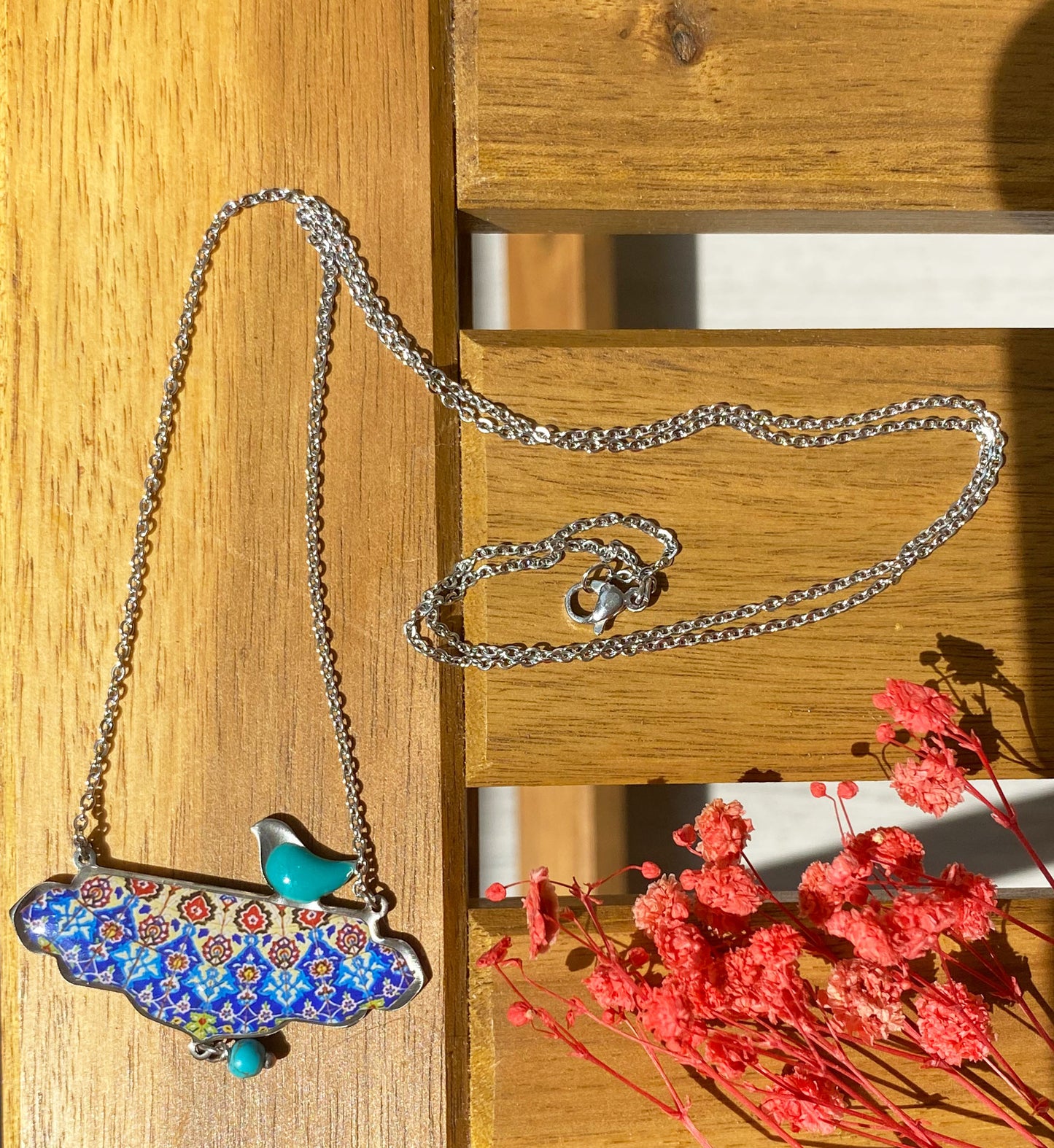 Kette mit orientalischem Muster & Vogel – Handgefertigt aus Edelstahl & Emaille