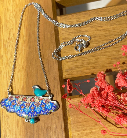 Kette mit orientalischem Muster & Vogel – Handgefertigt aus Edelstahl & Emaille
