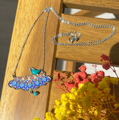 Kette mit orientalischem Muster & Vogel – Handgefertigt aus Edelstahl & Emaille
