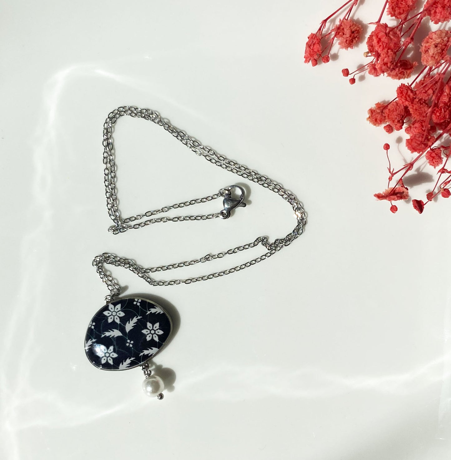 Kette mit schwarzem Anhänger & Perle – Handgefertigt aus Emaille & Edelstahl