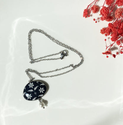 Kette mit schwarzem Anhänger & Perle – Handgefertigt aus Emaille & Edelstahl