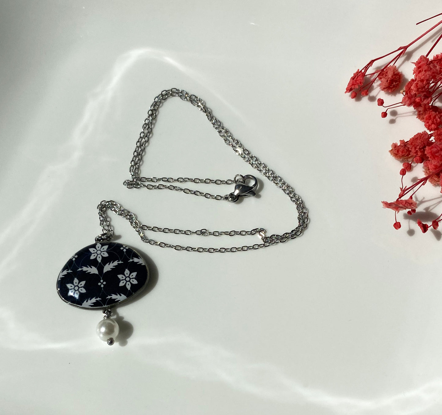 Kette mit schwarzem Anhänger & Perle – Handgefertigt aus Emaille & Edelstahl