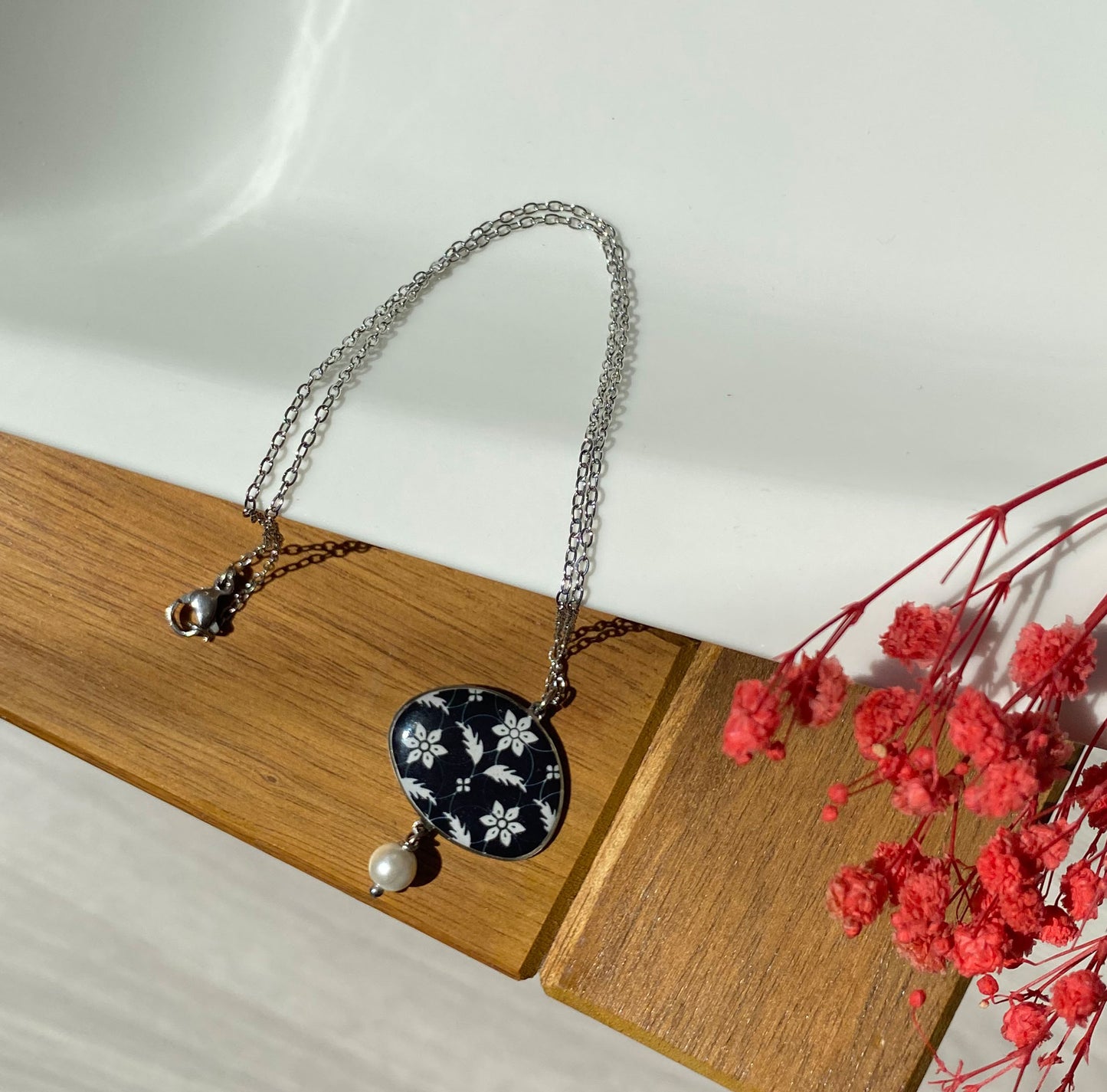 Kette mit schwarzem Anhänger & Perle – Handgefertigt aus Emaille & Edelstahl