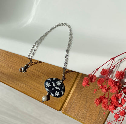 Kette mit schwarzem Anhänger & Perle – Handgefertigt aus Emaille & Edelstahl